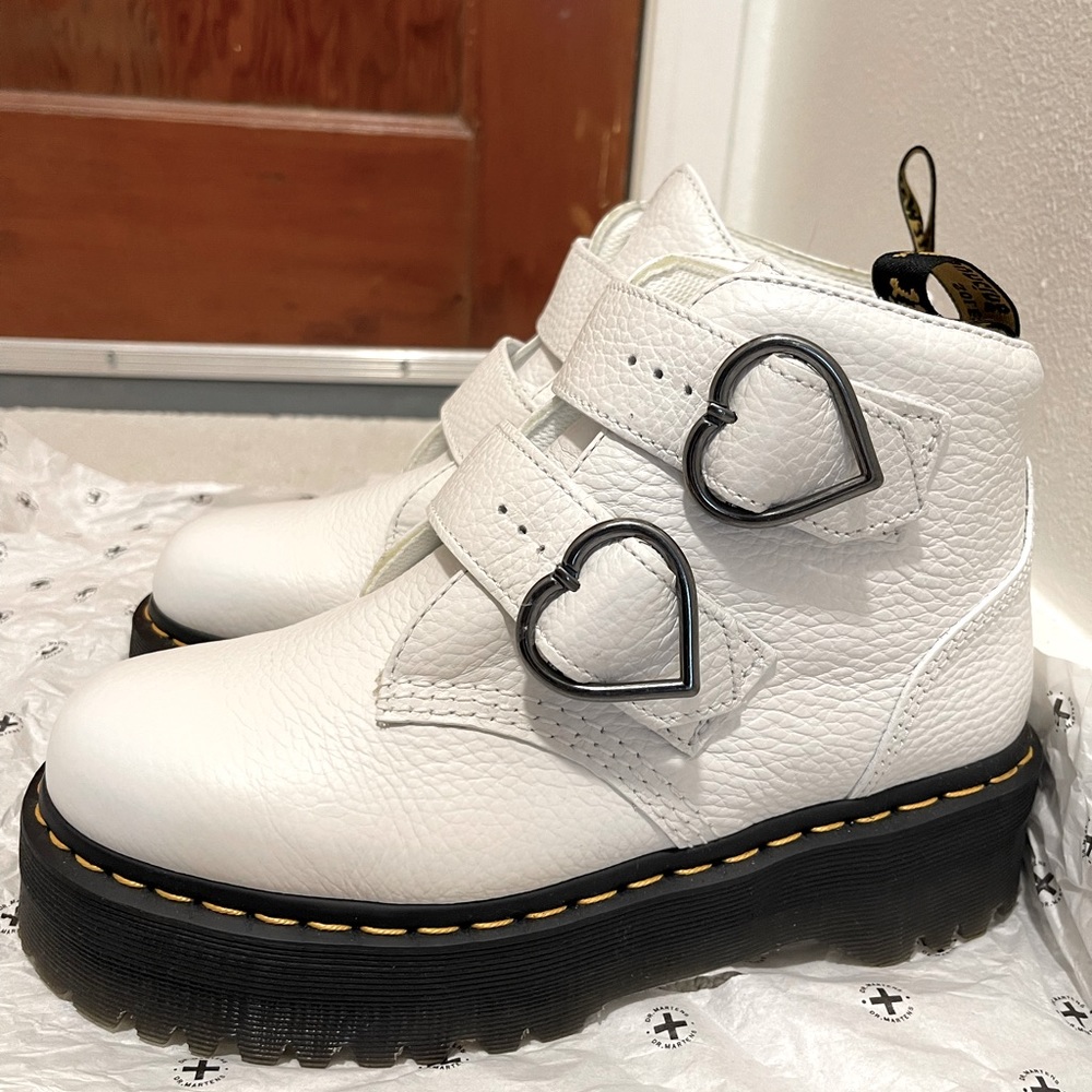 Doc Marten’s Devon Heart White woman’s size 9!